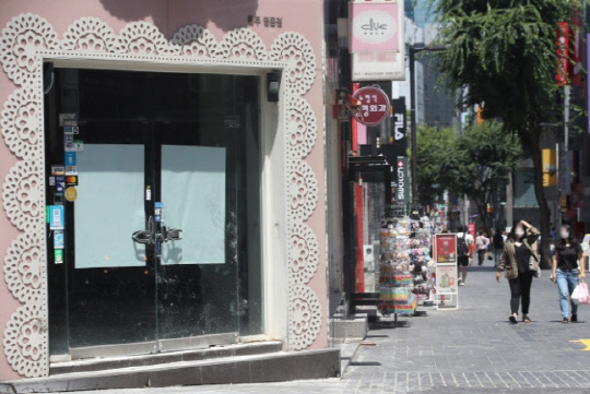 고강도 사회적 거리두기로 서울 명동의 상점이 폐업으로 문이 닫혀있다. 연합뉴스